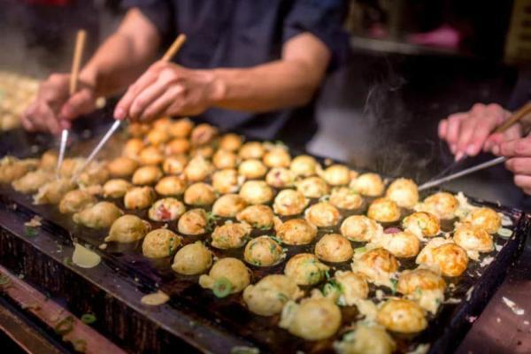 دیدن کنید؛ تاکویاکی، یکی از محبوب ترین غذاهای خیابانی ژاپن